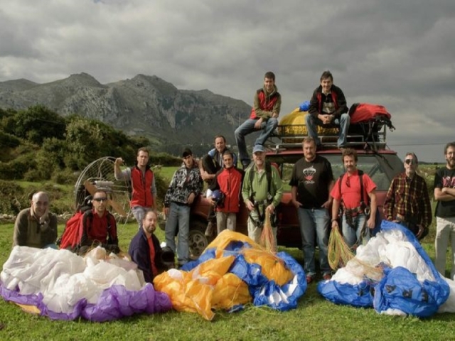 listos para sus vuelos en paramotor.jpg